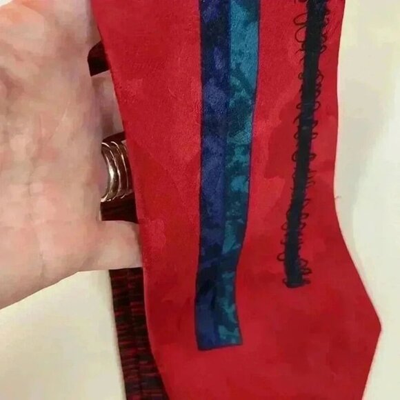 SURREY MENS NECKTIE RED BLUE 100% SILK TIE - Picture 11 of 11